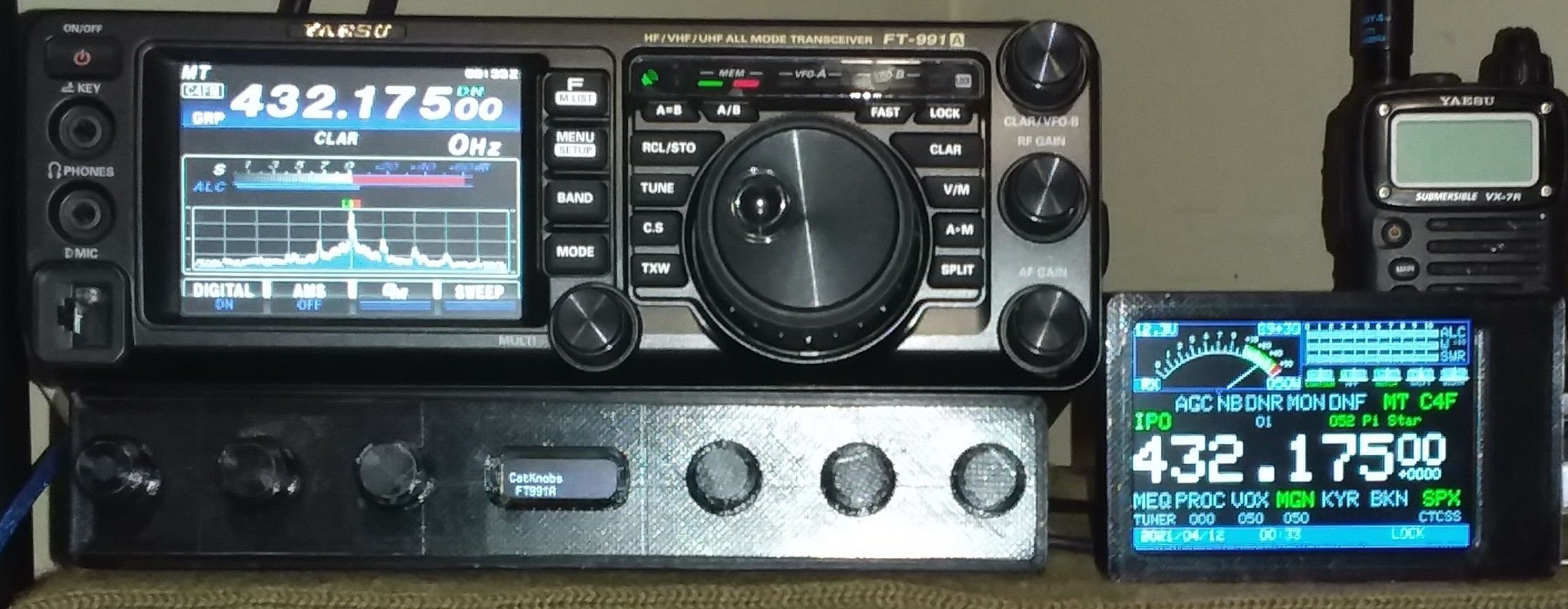 YAESU  FT3D、ケース、コメット MA721、SMA99付き